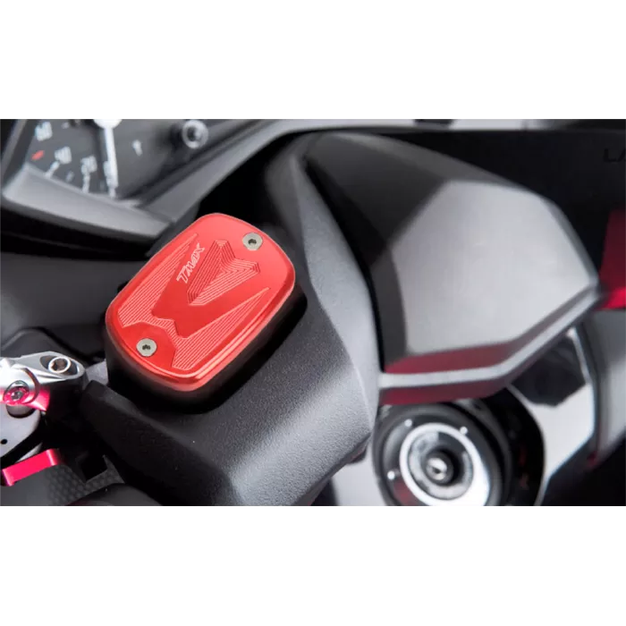 kapaki-doxeion-ygrou-frenon-yamaha-tmax-500-530-560 Τοποθετημένα καπάκια δοχείων φρένων CNC σε τιμόνι Yamaha T-Max 560.