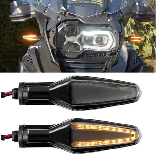 Φλας BMW R1250GS και τοποθετημένα αναμμένα στη μοτοσυκλέτα