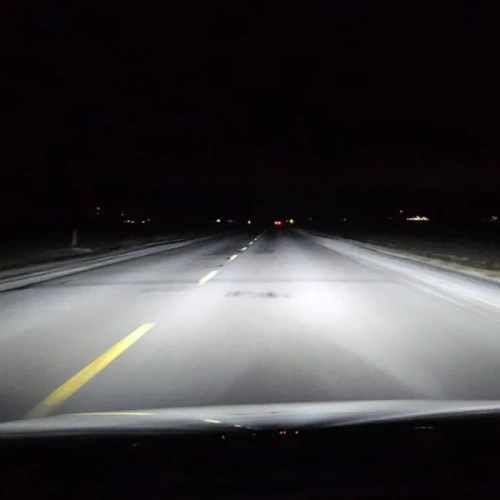 Φωτισμός δρόμου με λάμπες LED H8 H9 H11 τη νύχτα
