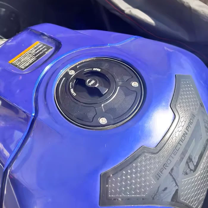 cnc-tapa-venzinis-suzuki-topothetimeni τοποθετημένη CNC τάπα βενζίνης Suzuki στο ρεζερβουάρ μοτοσυκλέτας