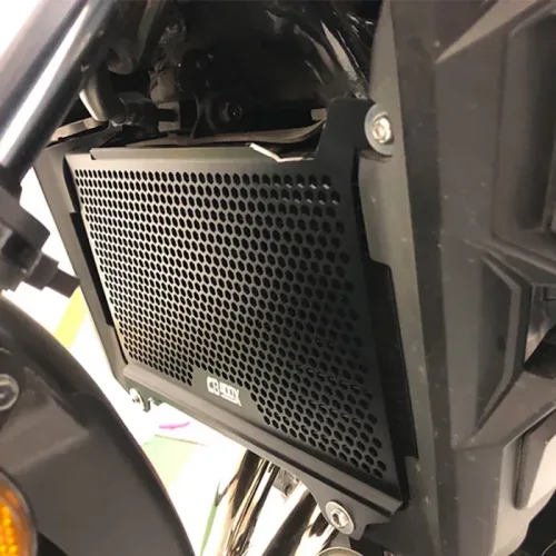 Προστατευτικό ψυγείου Honda CB500X τοποθετημένο σε μοτοσυκλέτα