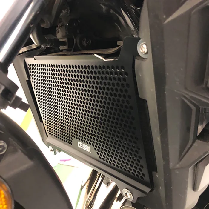 prostτευtiko-psygeiou-honda-cb500x-topothetimeno Προστατευτικό ψυγείου Honda CB500X τοποθετημένο σε μοτοσυκλέτα