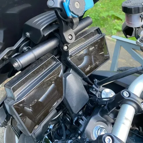 τοποθετημένη βάση κινητού Tracer 9 σε Yamaha Tracer 900 GT