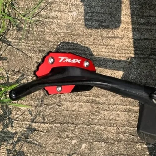 προέκταση στάντ Yamaha TMAX τοποθετημένη στο πλαϊνό στάντ