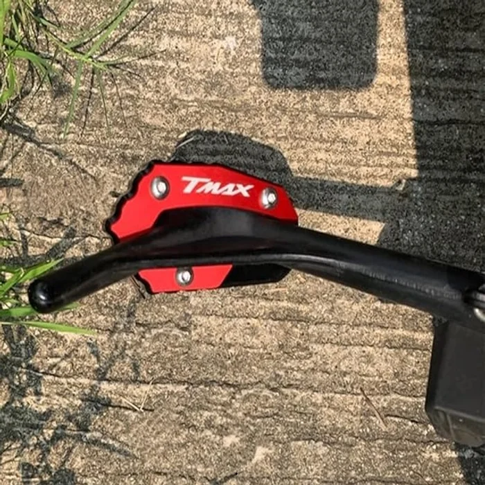 proektasi-stant-yamaha-tmax-topothetimeni προέκταση στάντ Yamaha TMAX τοποθετημένη στο πλαϊνό στάντ