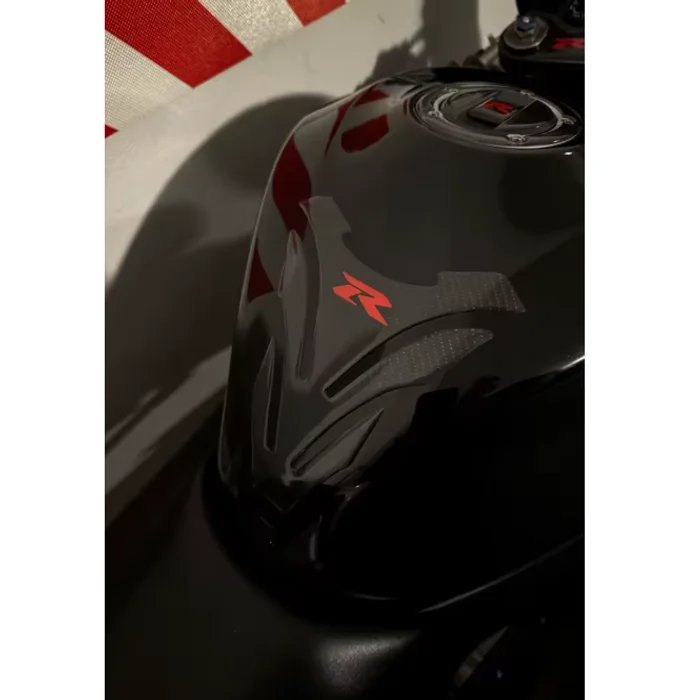 aytokollhta-suzuki-gsxr-carbon-tank-pad-tapa-venzinis