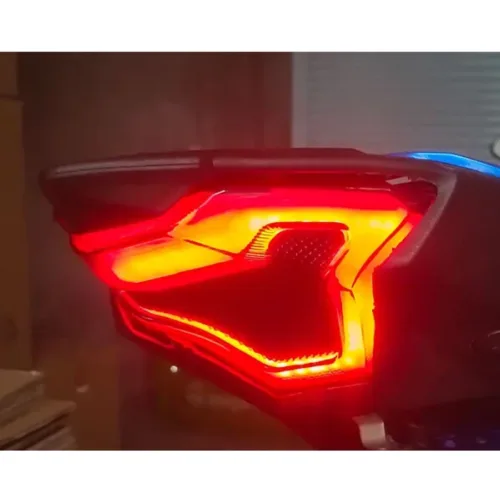 Πίσω φανάρι led με ενσωματωμένα φλας Yamaha XT 660 τοποθετημένο στην ουρά κοντινό πλάνο