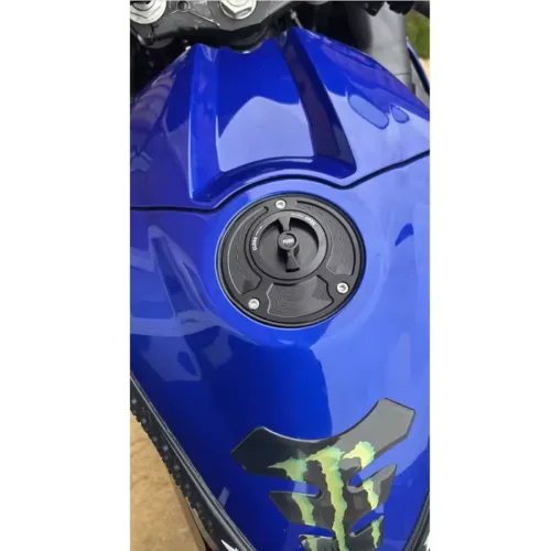 Τάπα βενζίνης CNC Yamaha R1 και R6 χωρίς κλειδί τοποθετημένη στο ντεπόζιτο